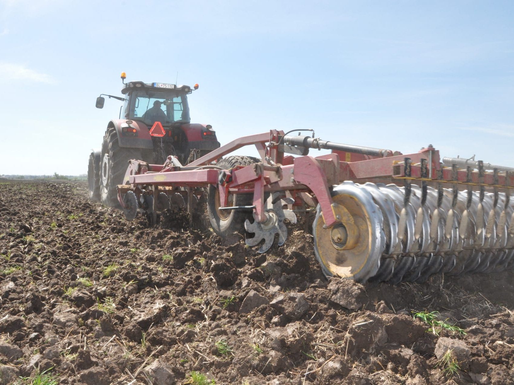 Pri obrábaní vlhkej pôdy alebo pri prejazdoch strojov po poli sa štruktúrne agregáty plasticky deformujú.