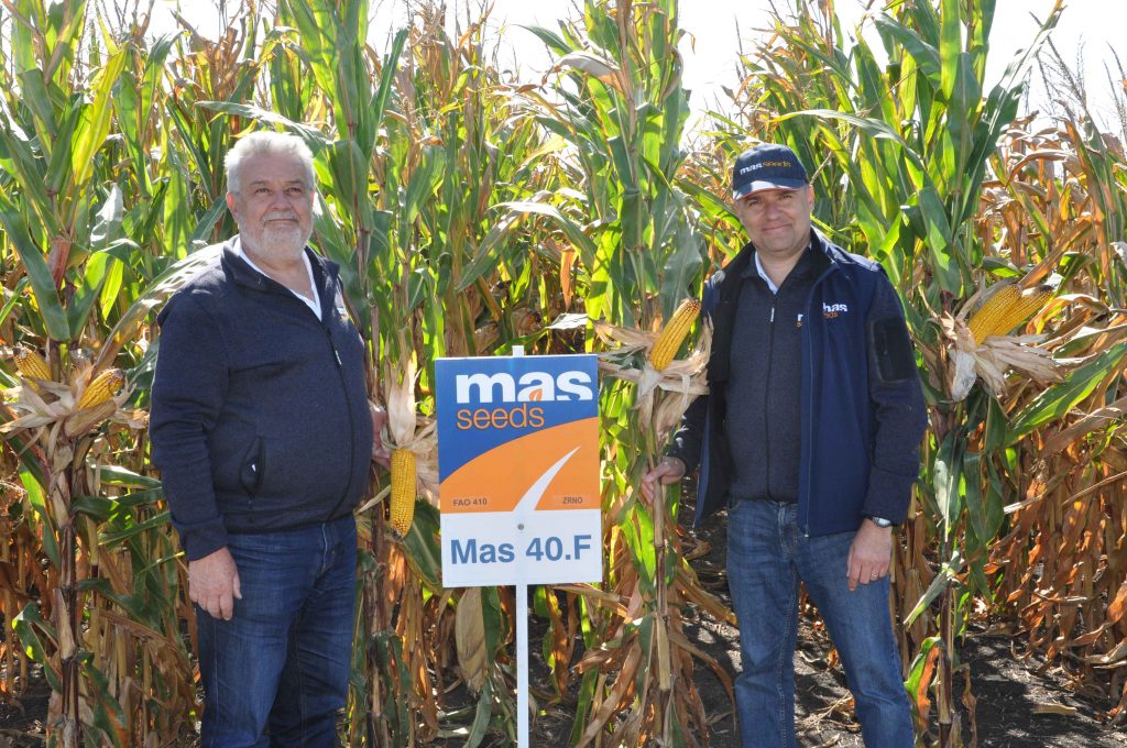 Ing. Karol Gubovič (vľavo) a György Tamás Csigó (vpravo) predstavili hybrid MAS 40.F (FAO 410), ktorý sa vyznačuje najvyššou plasticitou z ponuky spoločnosti MAS Seeds. Na všetkých typoch pôdy a vo všetkých pestovateľských podmienkach je schopný prinášať vynikajúce úrody.