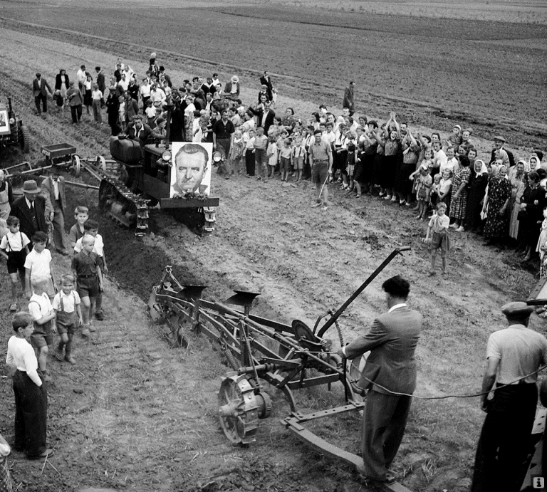 Целина видео. Колхоз 1930 коллективизация. Коллективизация в Зауралье. Объединение в колхозы. Коллективизация 1931.